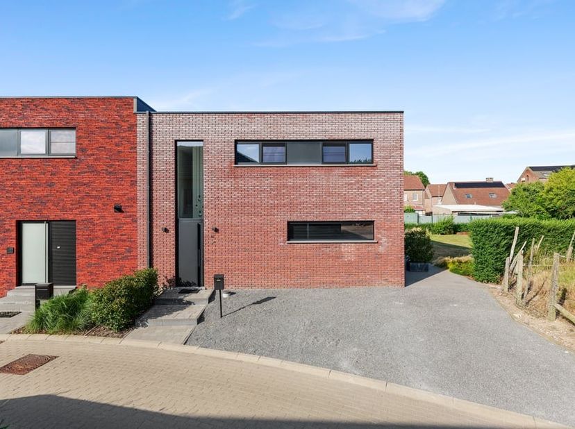 Bent u op zoek naar een recente, instapklare en energiezuinige woning in een rustige omgeving? Dan is deze prachtige halfopen bebouwing, gelegen aan d