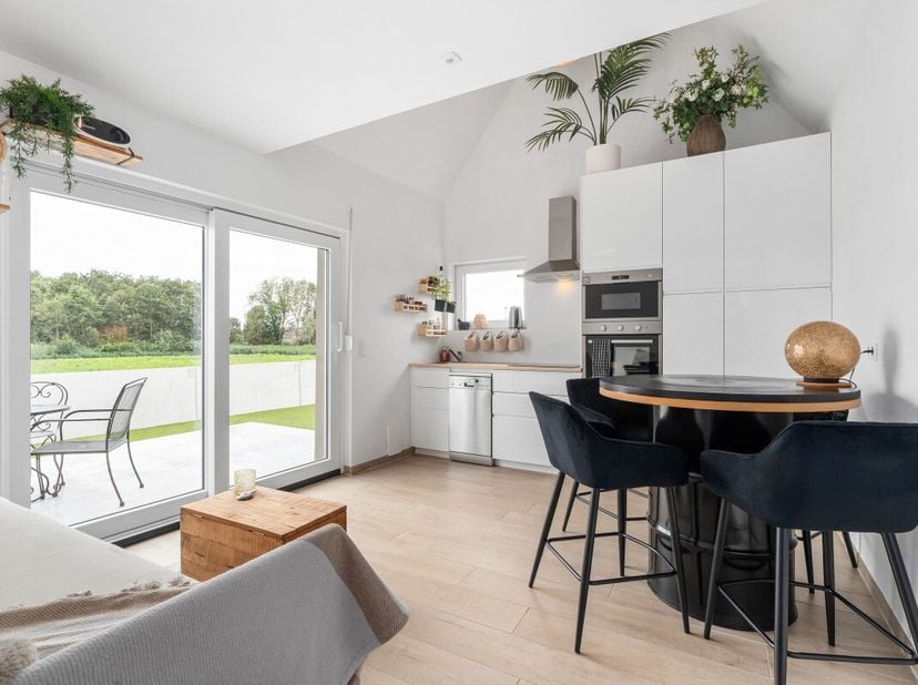 Deze gezellige en compacte woning werd met oog voor kwaliteit vernieuwd tussen 2024/2025 en is perfect voor wie zorgeloos wil wonen. Dankzij het gunst