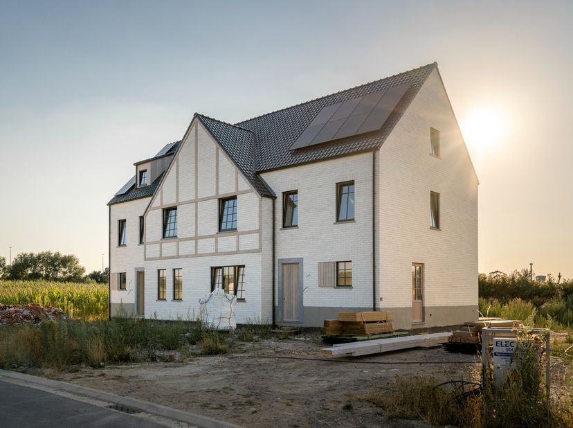 Ontdek deze hoogwaardige halfopen woning in Diepenbeek, waar rust, privacy en groen centraal staan.<br />
<br />
De doordachte architectuur, royale li