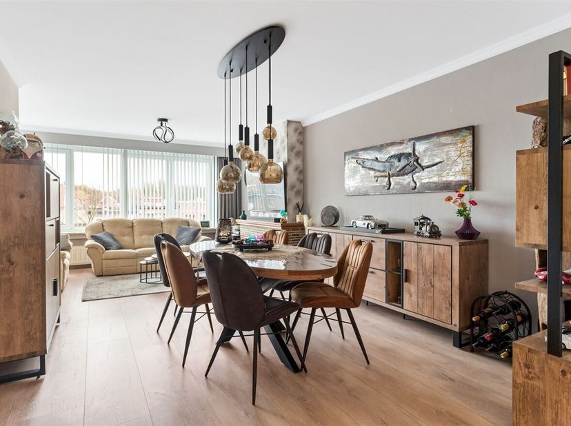 Ligging: In Wommelgem geniet dit appartement van een uitstekende bereikbaarheid. Winkels, openbaar vervoer en belangrijke in- en uitvalswegen bevinden