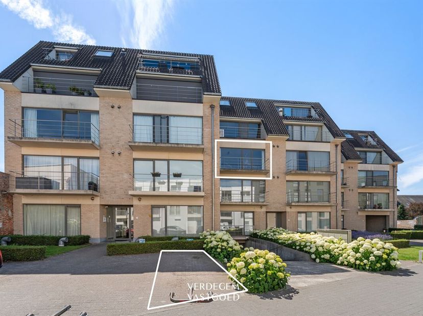 Ligging<br />
Mooi instapklaar appartement op een rustige en aangename locatie nabij het centrum van Lokeren. <br />
Dankzij de uitstekende ligging ge