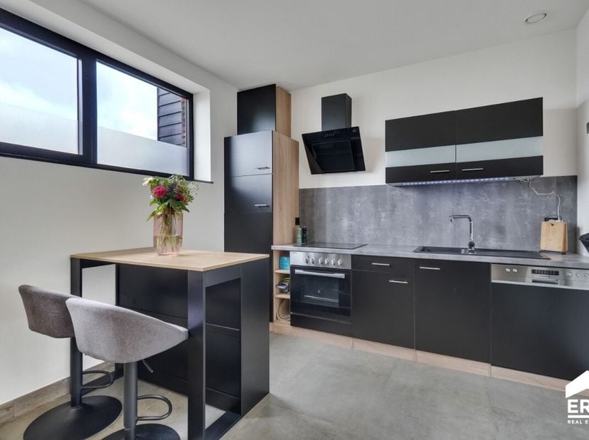 Recent en energiezuinig appartement (EPC-label A), op wandelafstand van het centrum, scholen, openbaar vervoer en belangrijke invalswegen. Dit instapk