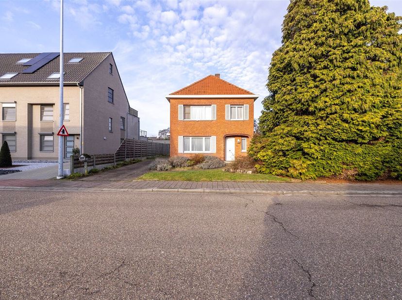 Te renoveren open bebouwing op ruim perceel van 1.742 m²<br />
Deze interessante eigendom biedt tal van mogelijkheden dankzij het ruime perceel en de