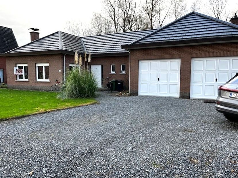 In het aangename en rustige Begijnendijk bevindt zich deze vrijstaande woning met alle comfort voor een gezin.<br />
De woning beschikt over een ruime