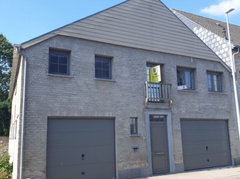 Heel leuke bel-etage, inkom en garage op gelijkvloers.&amp;nbsp; 1e VD :&amp;nbsp;&amp;nbsp;living, keuken, terras, berging, 2 slaapkamers, badkamer.&amp;nbsp; 2e VD