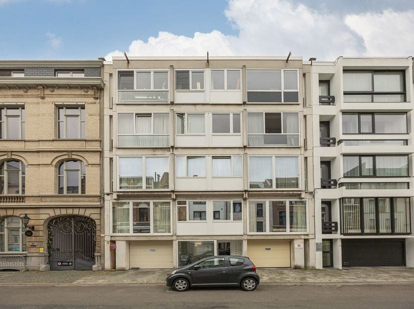Ben je op zoek naar een eigendom met potentieel op een centrale locatie in Antwerpen? Dan is dit appartement op de vierde verdieping in de Miraeusstra