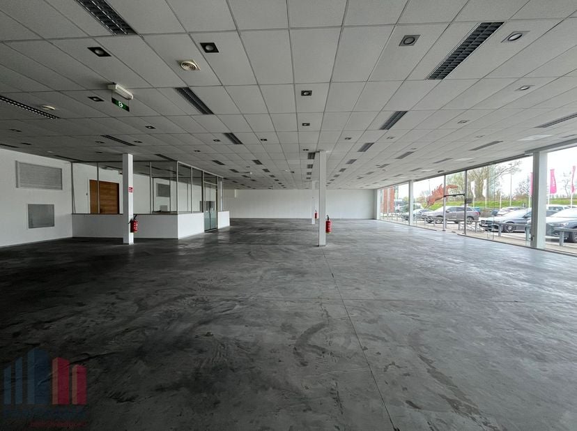 Deze showroom is strategisch gelegen langs de bedrijvige Zeelsebaan. Via de steenweg is er een snelle aansluiting op de de E17 richting Gent en Antwer