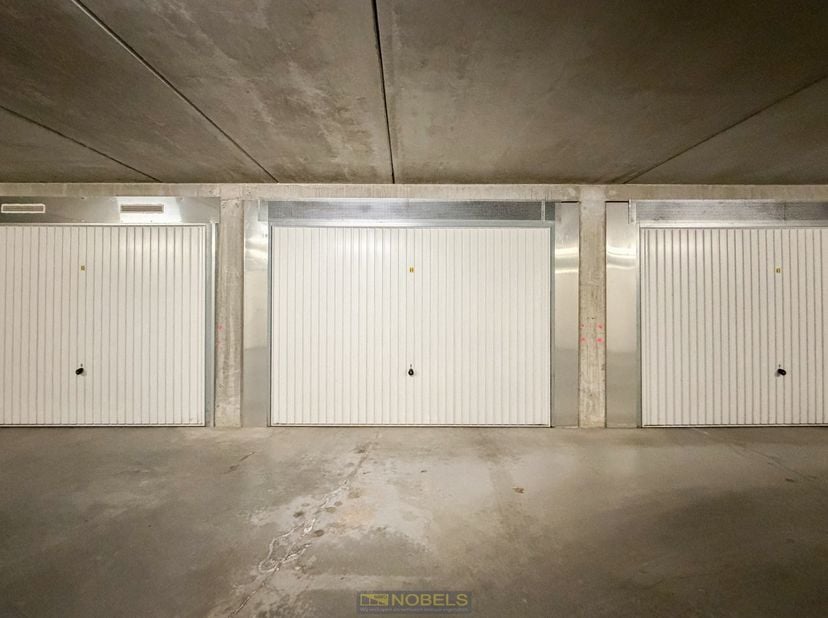Praktische garagebox met CENTRALE LIGGING in Oostende biedt een VEILIGE en VLOT BEREIKBARE parkeer- of opslagoplossing in residentie “ICON II”. Deze A