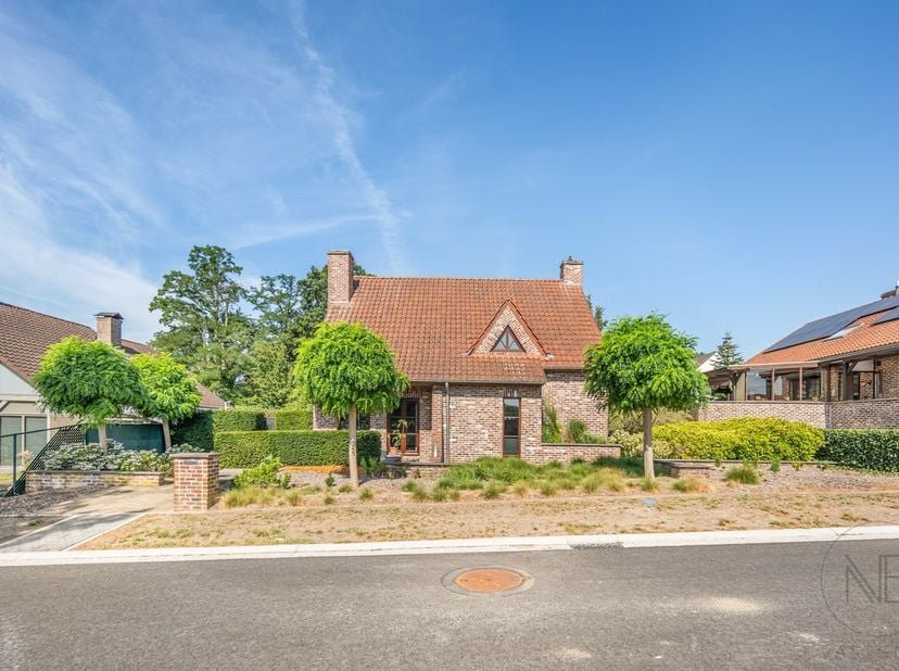 Bent u op zoek naar een instapklare woning die comfort, rust en een vlotte bereikbaarheid combineert? Dan is deze verzorgde gezinswoning aan de Spilst