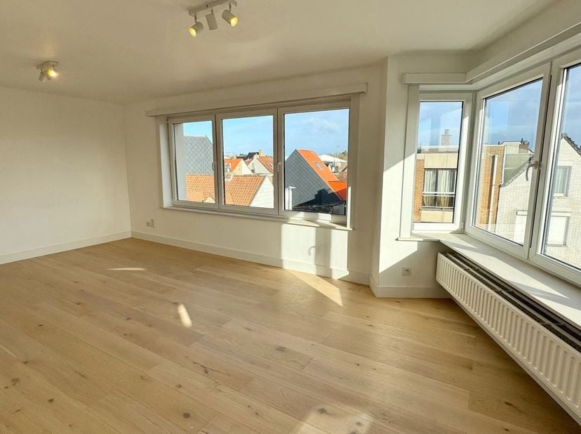 Appartement de coin rénové et lumineux avec 2 chambres à coucher spacieuses, près du centre de Knokke. Hall d'entrée. Salon spacieux avec salle à mang