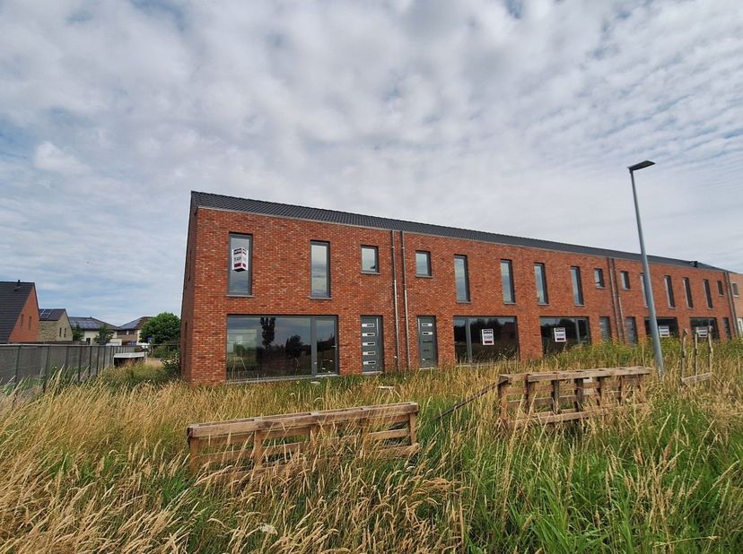 Te Koop: Moderne Halfopen Woning in Roeselare<br />
<br />
Bent u op zoek naar een prachtige woning die u volledig naar eigen smaak kunt afwerken?<br