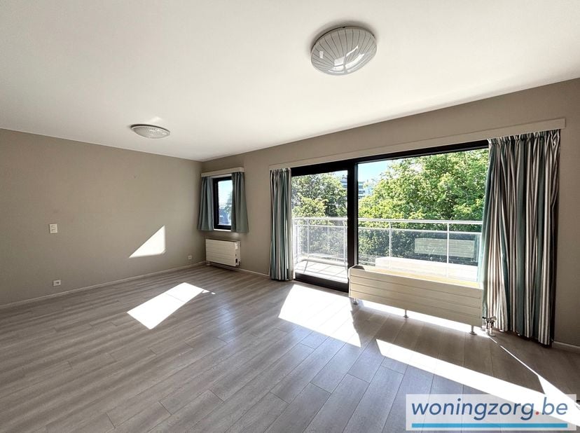 Lichtrijk appartement met twee slaapkamers op een ideale locatie <br />
Net binnen de stadsring van Mechelen ligt dit gezellige appartement met een ru