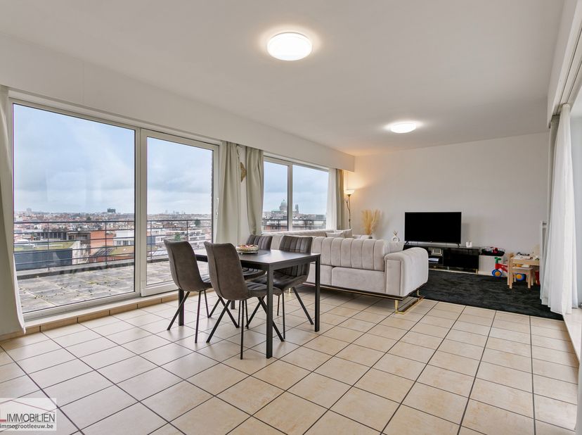 Dit pand betreft een elegante penthouse van 100 m² op de vierde en hoogste verdieping in een gebouw met lift in Sint-Jans-Molenbeek. Het appartement b