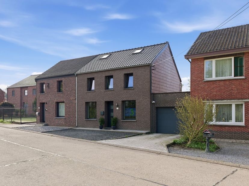 Karaktervolle gezinswoning met ruime tuin en tal van mogelijkheden in Wellen<br />
<br />
Op zoek naar een woning met ruimte, charme en potentieel? Da