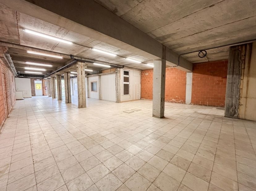 Bien professionnel à louer à Engelse Wandeling 2 boîte k9k,
                    8500 Kortrijk