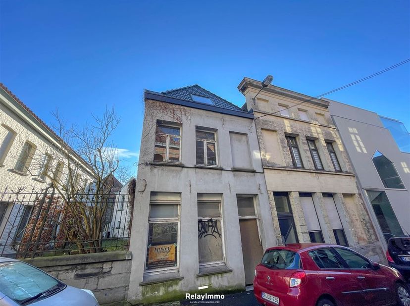 Stadswoning die volledig gerenoveerd moet worden, met 140 m2 woonoppervlak (exclusief de zolderruimte van 70 m²)<br />
Nieuw dak, de muren van het hui
