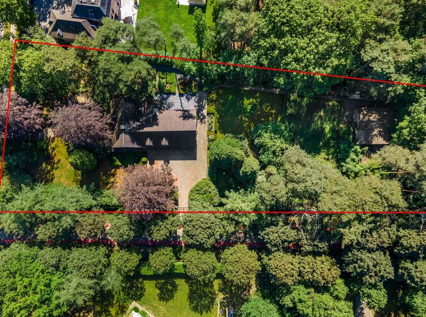 Karaktervolle villa met praktijkruimte op een uniek perceel van 4.337m² in Schilde<br />
<br />
Op een uitzonderlijk groen perceel, verscholen achte