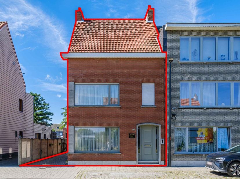 TE RENOVEREN GEZINSWONING -<br />
Te renoveren gezinswoning met 2 à 3 slaapkamers, met een dubbele garage / bergplaats.<br />
De renovatieverplichting