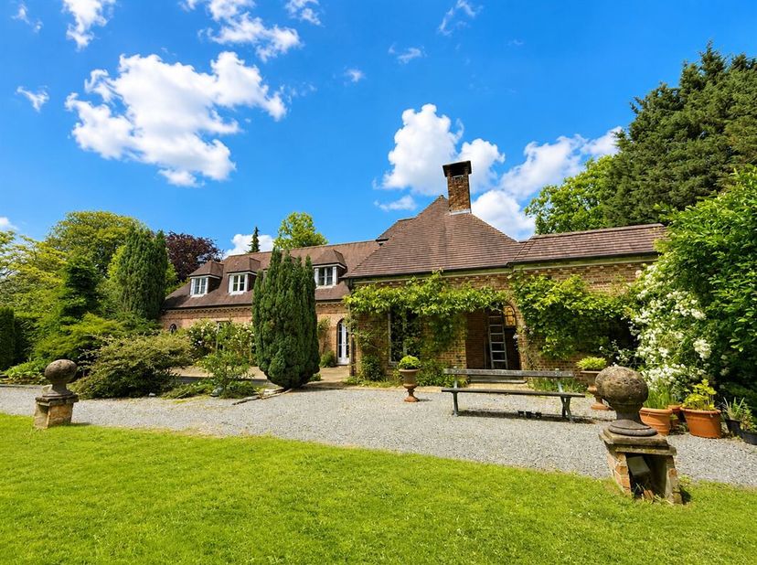 Home Expert Immo a le plaisir de vous présenter cette magnifique propriété située à Rhode-Saint-Genèse, dans le quartier prisé de lEspinette Centrale,