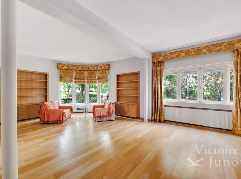 Ontdek deze prachtige 'Art Déco'- woning (bebouwde oppervlakte +- 523 m²) met tuin (Z) ideaal gelegen tussen Montgomery en Vogelzang. Deze woning best