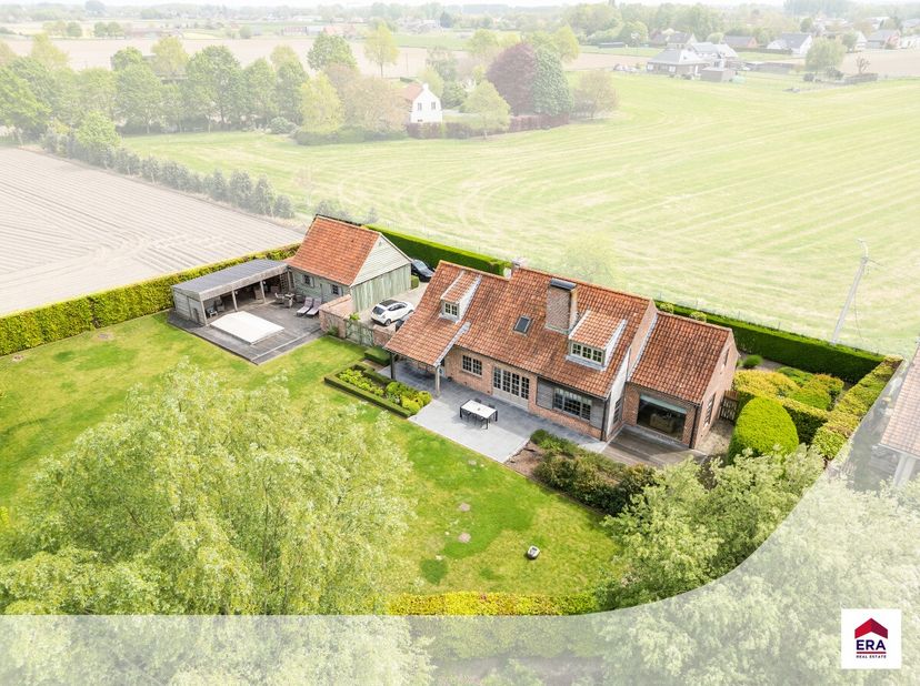 À vendre : maison 4 façades à Dentergem, située dans un cadre rural avec vue dégagée et accès facile aux axes routiers. Cette belle propriété construi