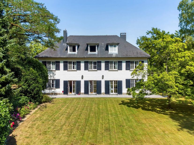 Victoire-Junot heeft het genoegen u deze prachtige villa met lift voor te stellen, ideaal gelegen op een zuidgericht perceel van ± 17,35 are, zonder i