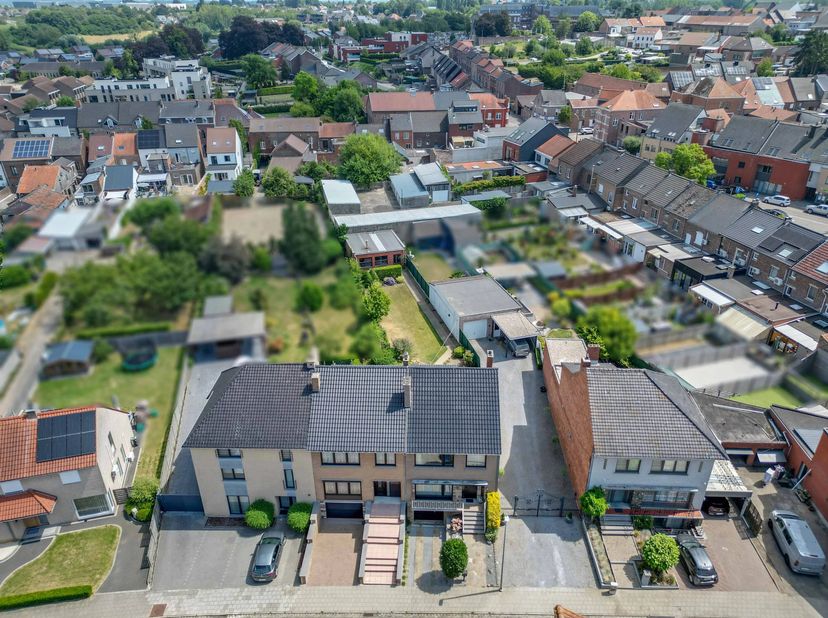 Deze ruime woning ligt in de Slachthuisstraat, quasi in het centrum van Borgloon en op zeer geringe afstand van de Steenweg tussen Sint-Truiden en Ton