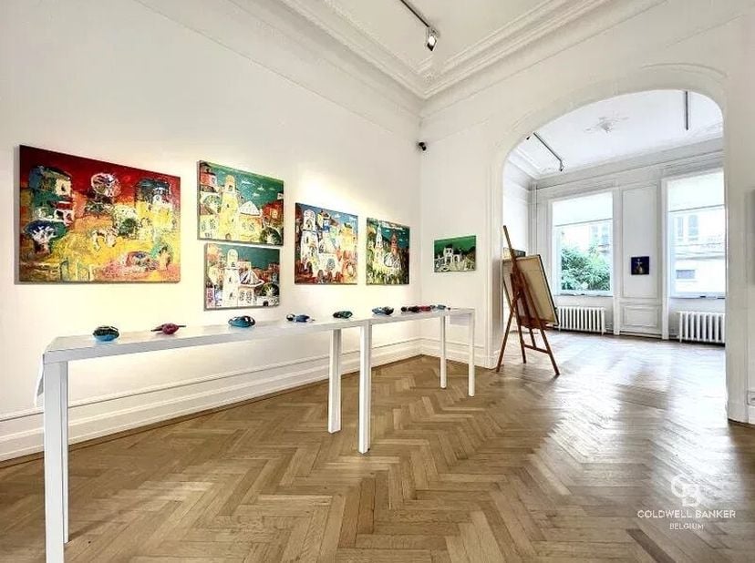 Très bel espace lumineux (rez de chaussée surélevé de +- 85m²) idéal pour une galerie dart ou bureau.<br />
- Amenagé en 3 pièces en enfilades (+-22m²