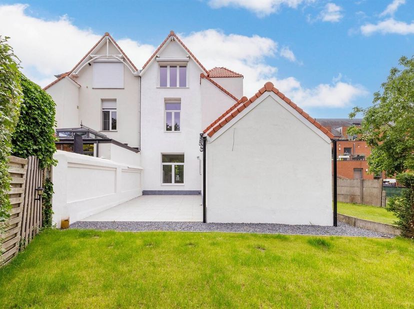 Karaktervolle, energiezuinige woning met 4 slaapkamers, tuin en parking op een toplocatie te Heist-op-den-Berg! <br />
Deze charmante woning is gelege