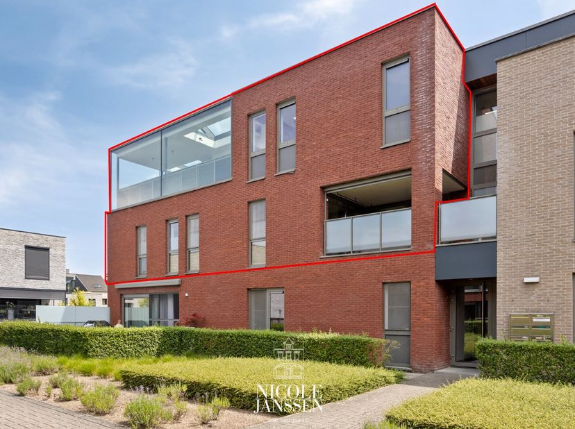 Ontdek dit exclusief penthouse waar hoogwaardige materialen, een stijlvolle afwerking en een ruimtelijk gevoel centraal staan. Met een bewoonbare oppe