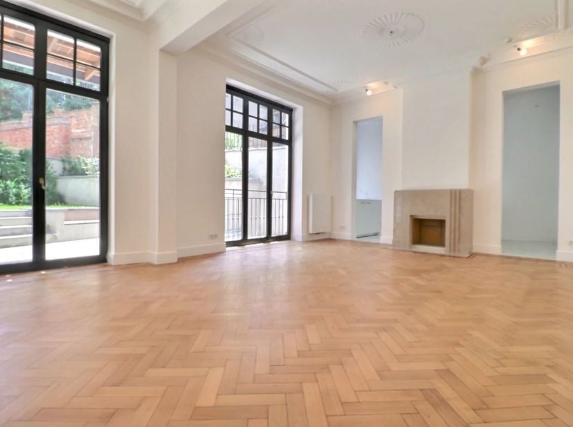 Ontdek dit onlangs gerenoveerde appartement van 310 m2 met 3 slaapkamers (volgens PEB) in de wijk Place Stéphanie.<br />
Het bestaat uit een hal met g