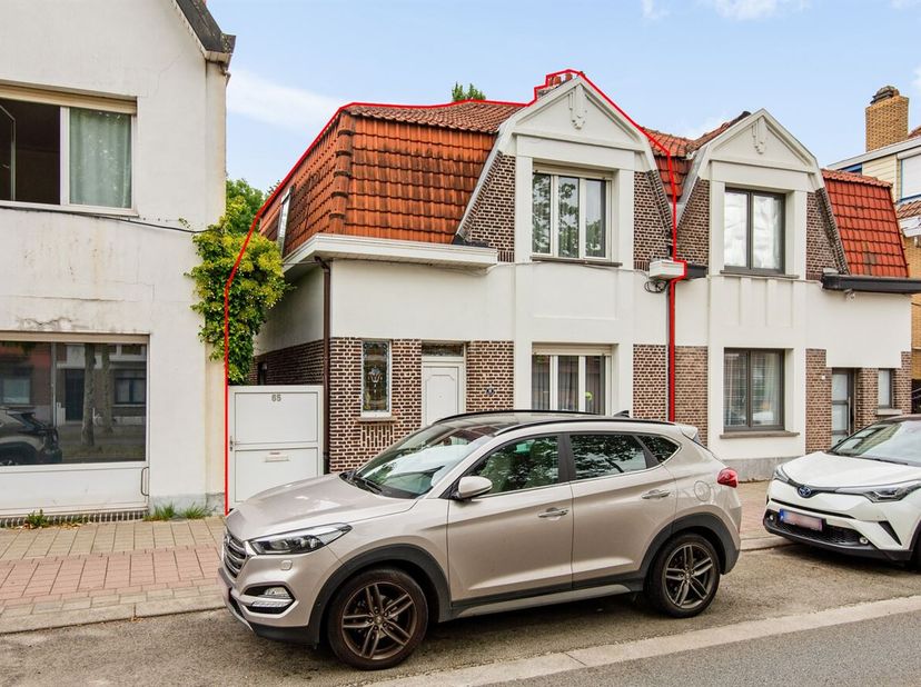 Karaktervolle halfopen woning (139m²) voorzien van twee slaapkamers op een perceel van 281m² met aangelegde tuin op centrale ligging te Mortsel biedt