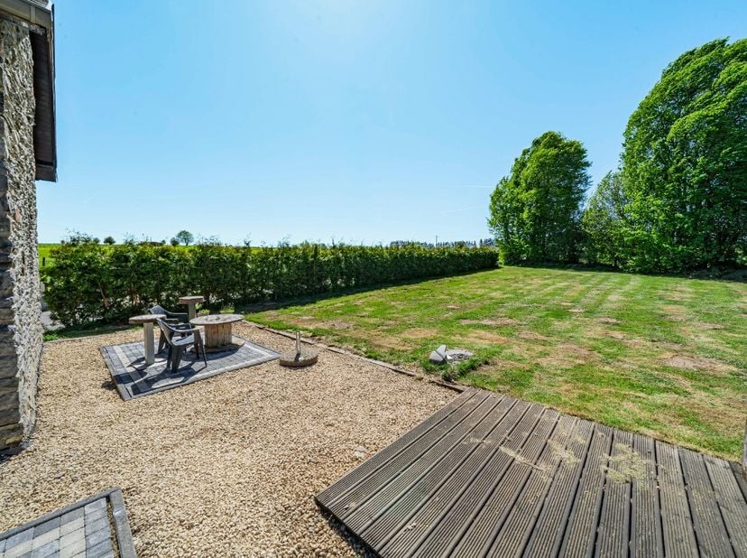ERA B-LUX biedt u deze charmante, volledig gerenoveerde woning in natuursteen aan, ideaal gelegen in Bertogne.Deze woning combineert het karakter van