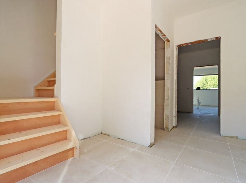 Deze nieuwbouwwoning ligt op een mooie locatie in het charmante Kessenich, bekend om zijn natuur en authentiek karakter. Dankzij de gunstige ligging z