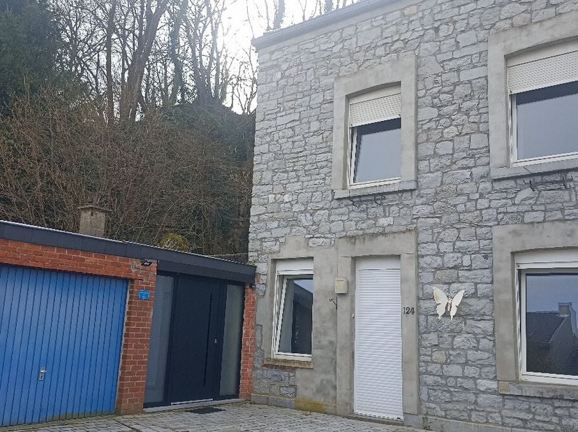 Jolie maison en pierres du pays, très bien située, au calme en retrait de la rue. Elle se compose, au rez-de-chaussée, d'un salon, une salle à manger,