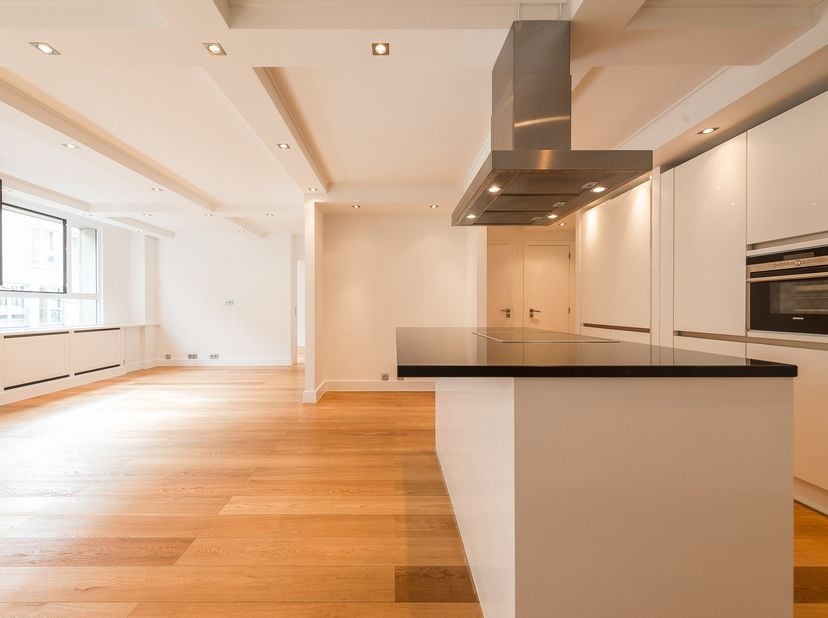 En plein coeur de la Toison d’Or, un quartier de renommée internationale non loin de l'Avenue Louise et du Sablon, appartement de ± 77 m² et situé au