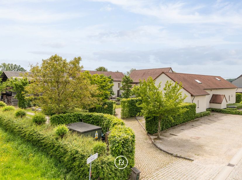 Op een absolute toplocatie in het hart van het Pajottenland, met een vlotte verbinding naar zowel Brussel als Gent, bevindt zich deze uitzonderlijke e