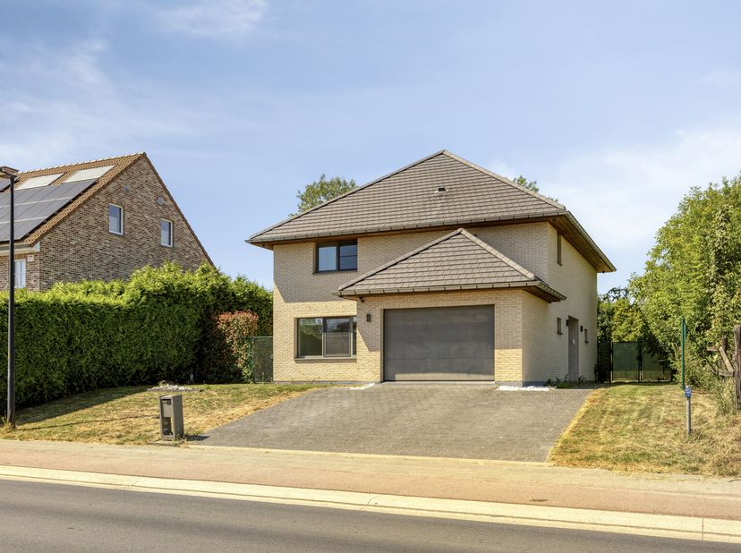 Située dans un quartier résidentiel calme et très recherché de Wemmel, cette spacieuse villa moderne construite en 2015 est prête à emménager. Elle of