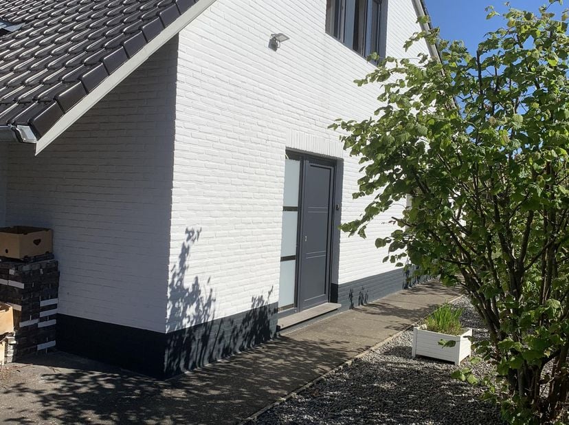 Zeer energiezuinige instapklare gelijkvloerse gezinswoning met 3 (mogelijk 5) slaapkamers, 2 garages, carport en ruime tuin.<br />
Droom je van gelijk