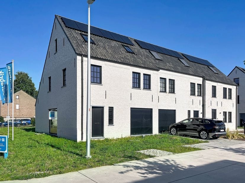 Op slechts 1,2 km van de grens met Lokeren bevindt zich deze doodlopende verkaveling 'Biezenhof' te Beervelde waar we 13 uiterst energiezuinige woning