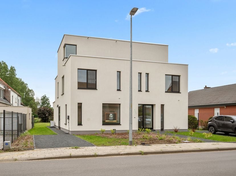 Gelegen in de Eendebroekstraat biedt deze woning een ideale combinatie van rust en bereikbaarheid. In de nabije omgeving vindt u winkels, scholen en b