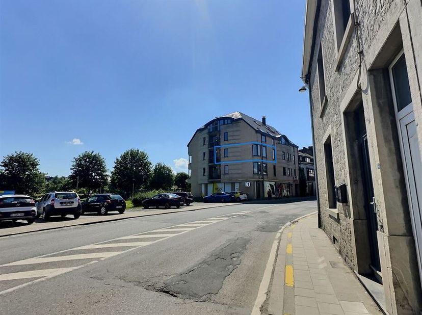 Joli appartement dans le centre de Couvin.<br />
Le bien se compose d'un séjour ouvert sur la cuisine, de deux chambres, d'une salle de bain avec WC s