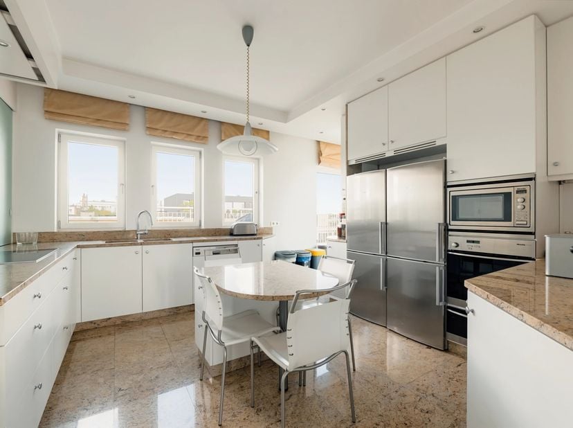 Op 30 meter van de Franklin Rooseveltlaan en naast het Ter Kamerenbos, bevindt zich dit prachtige duplex penthouse van ca. 330 m², gelegen op de 7e en