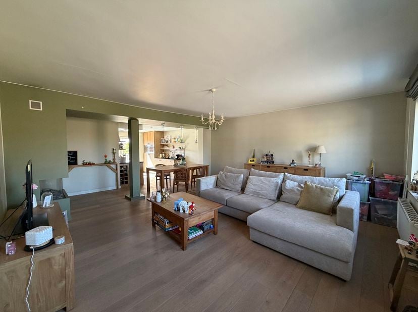 Te huur in Hechtel-Eksel: een verzorgd en comfortabel appartement dat stijl en functionaliteit perfect combineert. Het appartement beschikt over twee