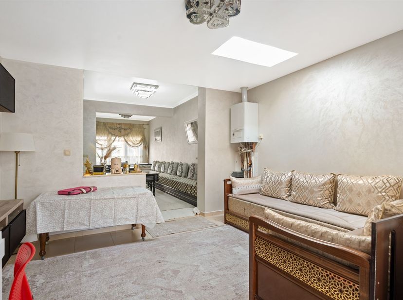 Ruime woning (150 m²) met 4 slaapkamers te koop!<br />
Ligging: Deze ruime woning is gelegen in een rustige straat, op een steenworp afstand van dive