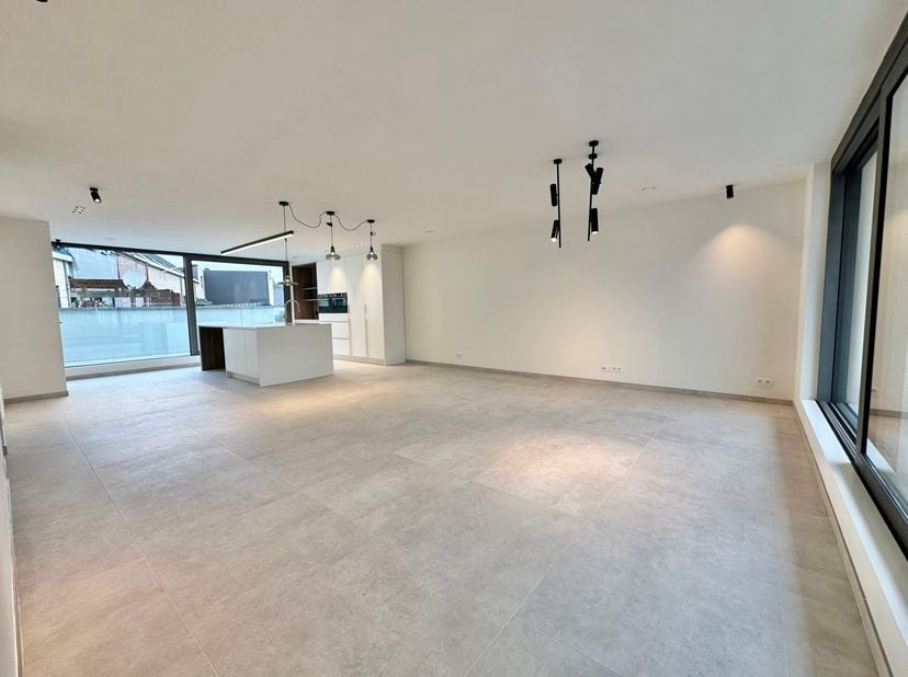 Idéalement située dans une rue transversale de la Gemeenteplein, maison neuve à haute performance énergétique avec tout le confort. La maison fait 236