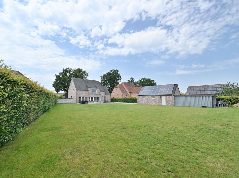 Op een prachtig perceel van 13a 98ca bevindt zich deze kwalitatief afgewerkte villa uit 2010, rustig gelegen in een residentiële omgeving met een uits