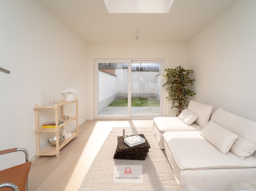 Volledig gerenoveerde woning is gelegen in de rustige Wielewaalstraat, met zicht op het park. Centraal en rustig gelegen, nabij het centrum van Gent,