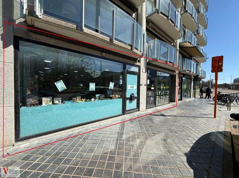Volumineus handelsgelijkvloers op locatie met veel zichtbaarheid te Oostende, nabij de jachthaven, het openbaar vervoer en het Leopoldspark.<br />
<br