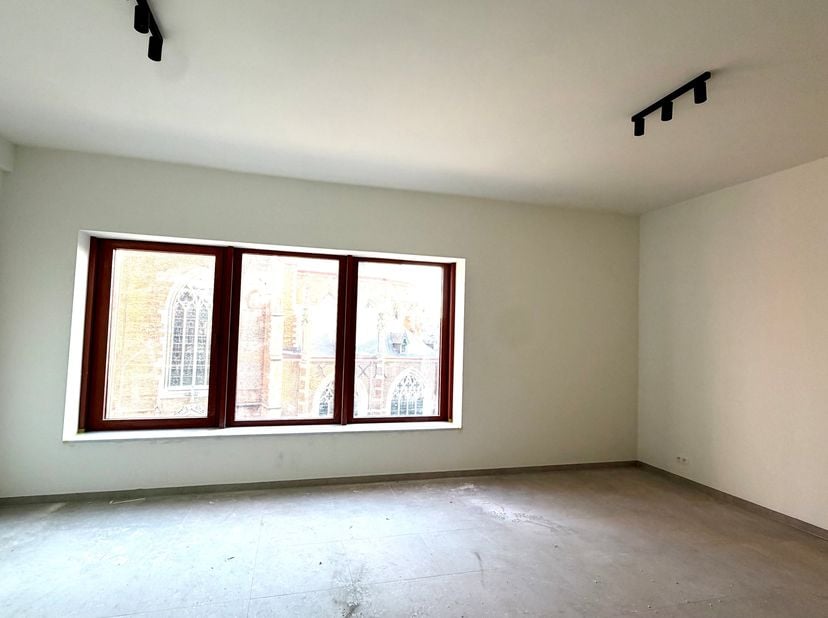 Ontdek dit modern en energiezuinig appartement in Hasselt, ideaal gelegen in het bruisende stadscentrum. Het combineert hedendaags comfort met een top